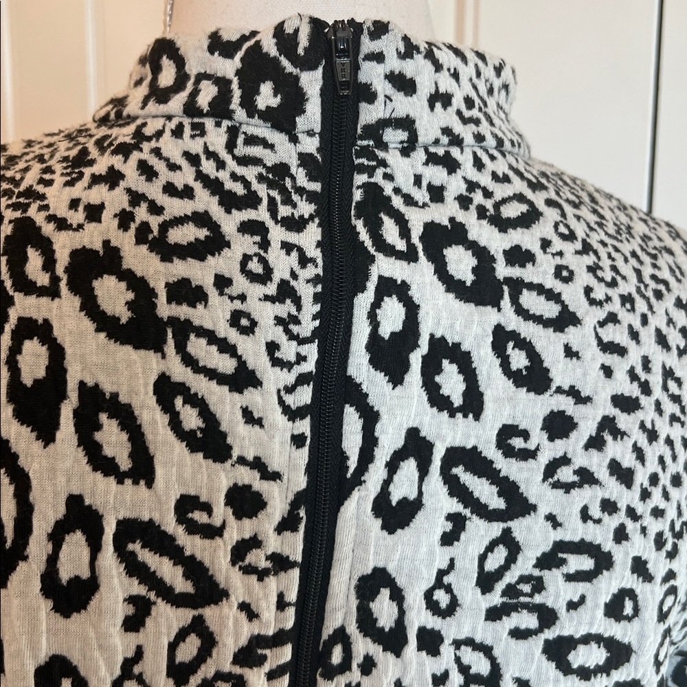 Tyler Böe Leopard Mock Neck Tunic Top XS Faux Leather Elbow Patches Black White - Picture 10 of 16